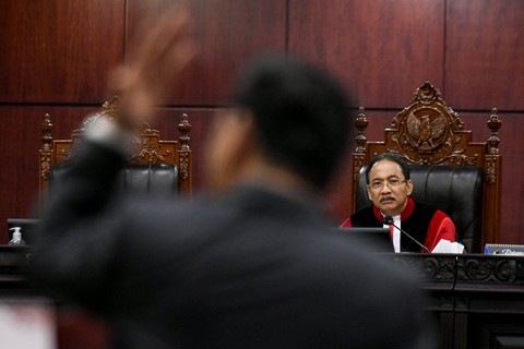 Ketua Mahakamah Konstitusi (MK) Suhartoyo mendengarkan keterangan ahli pada sidang lanjutan sengketa hasil Pilpres 2024 di Mahkamah Konstitusi, Jakarta, Kamis (4/4/2024). Foto: Hafidz Mubarak A/ANTARA FOTO