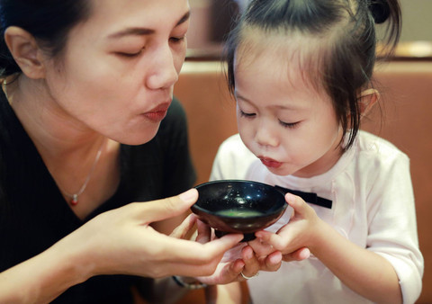 Ilustrasi bahaya meniup makanan panas untuk anak. Foto: GOLFX/Shutterstock