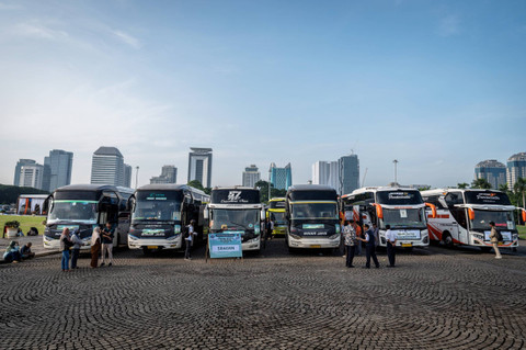 Sejumlah peserta program mudik gratis Pemprov DKI Jakarta menunggu keberangkatan bus di Lapangan Silang Monas, Jakarta, Kamis (4/4/2024). Foto: Bayu Pratama S/ANTARA FOTO