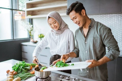 Ilustrasi mempersiapkan menu buka puasa Ramadan. Foto: Shutterstock
