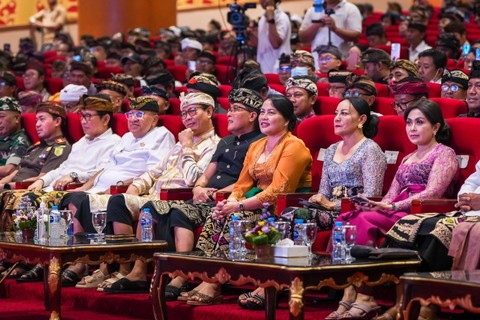 Bupati Badung, Nyoman Giri Prasta, saat acara penyerahan uang hibah kepada masyarakat dan Bantuan Keuangan Khusus (BKK) untuk pemerintah desa Kabupaten Badung. Foto: dok. Pemkab Badung