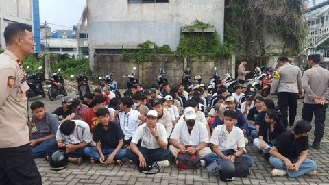 Polisi mengamankan puluhan pemuda yang melakukan konvoi di Jalan KH Hasyim Asyari, Jakarta Pusat, Kamis (4/4/2024)   Foto: Dok. Istimewa