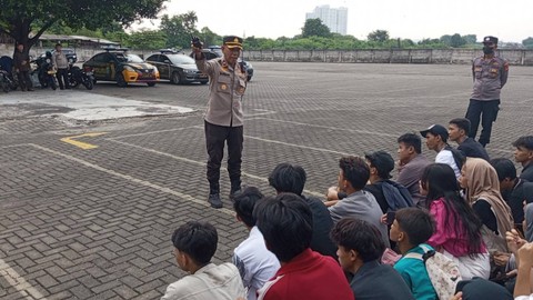 Polisi mengamankan puluhan pemuda yang melakukan konvoi di Jalan KH Hasyim Asyari, Jakarta Pusat, Kamis (4/4/2024)   Foto: Dok. Istimewa