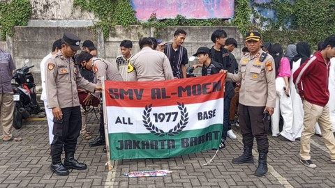 Polisi mengamankan puluhan pemuda yang melakukan konvoi di Jalan KH Hasyim Asyari, Jakarta Pusat, Kamis (4/4/2024)   Foto: Dok. Istimewa
