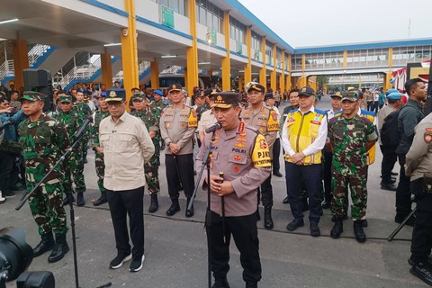 Kapolri Jenderal Listyo Sigit Prabowo (kanan), Menteri Perhubungan Budi Karya Sumadi, dan Panglima TNI Agus Subiyanto saat meninjau Terminal Purabaya, Sidoarjo, Kamis (4/4/2024) Foto: Farusma Okta Verdian/kumparan