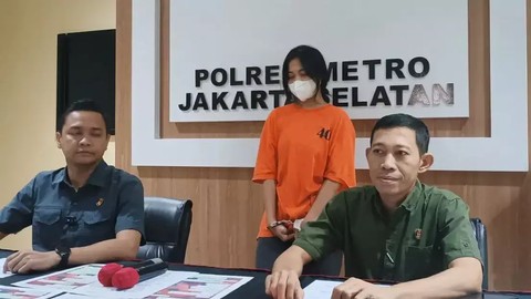 Tersangka penipuan tiket Coldplay Ghisca Debora ketika dihadapkan kepada awak media di Jakarta, Selasa (26/3/2024). Foto: Khaerul Izan/ANTARA 