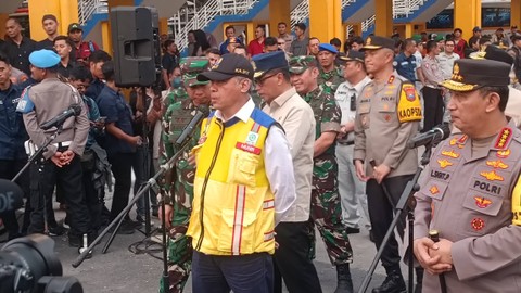 Kepala BPJT Kementerian PUPR Miftachul Munir (tengah) bersama Kapolri Jenderal Listyo Sigit Prabowo dan Panglima TNI Agus Subiyanto meninjau Terminal Purabaya, Sidoarjo, di masa mudik lebaran 2024, Kamis (4/4/2024). Foto: Farusma Okta Verdian/kumparan