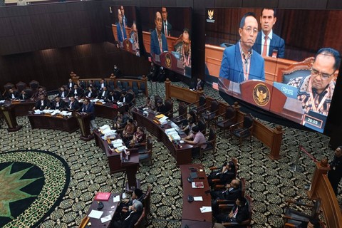 Ahli pihak terkait, Hasan Nasbi di sidang perkara Perselisihan Hasil Pemilihan Umum di Gedung MK, Jakarta, Kamis (4/4/2024). Foto: Dok Screenshoot Youtube Mahkamah Konstitusi