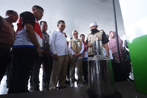 Menteri ESDM Arifin Tasrif dan Kepala BPH Migas Erika Retnowati didampingi Direktur Logistik & Infrastruktur Pertamina Persero Alfian Nasution melakukan Sidak Uji Takar BBM jenis Dexlite di SPBU Pertamina Ngagel 54.601.100 pada Kamis (4/4/2024). Foto: Dok. Pertamina
