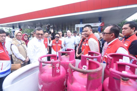 Menteri ESDM Arifin Tasrif dan Kepala BPH Migas Erika Retnowati didampingi Direktur Logistik & Infrastruktur Pertamina Persero Alfian Nasution tinjau pasokan Gas Elpiji di SPBU Pertamina Ngagel 54.601.100 pada Kamis (4/4/2024). Foto: Dok. Pertamina