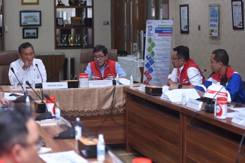 Menteri ESDM Arifin Tasrif dan Kepala BPH Migas Erika Retnowati didampingi Direktur Logistik & Infrastruktur Pertamina Persero Alfian Nasution melakukan rapat terbatas bersama Perwira Pertamina Regional di Kantor Integrated Terminal Pertamina Surabaya pada Kamis (4/4/2024). Foto: Dok. Pertamina