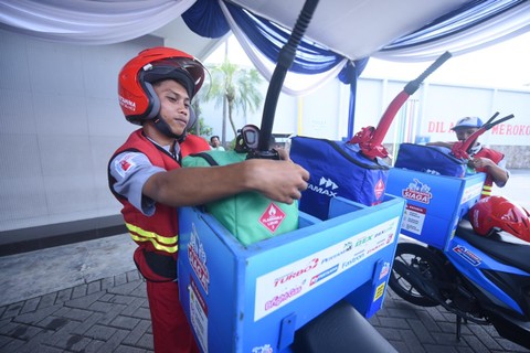 Dua Motoris Pertamina Delivery Service (PDS) sedang melakukan persiapan jelang arus mudik di SPBU Pertamina Ngagel 54.601.100 pada Kamis (4/4/2024). Foto: Dok. Pertamina