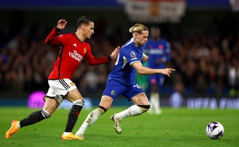 Duel Antony Santos dan Mykhailo Mudryk saat laga Chelsea vs Manchester United dalam Liga Inggris 2023/24 di Stamford Bridge pada Jumat (5/4) dini hari WIB. Foto: Action Images via Reuters/Matthew Childs