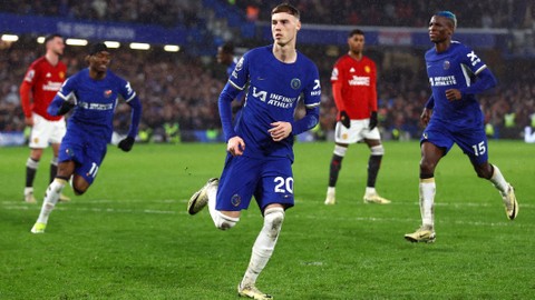 Cole Palmer usai mencetak gol saat laga Chelsea vs Manchester United dalam Liga Inggris 2023/24 di Stamford Bridge pada Jumat (5/4) dini hari WIB. Foto: Action Images via Reuters/Matthew Childs