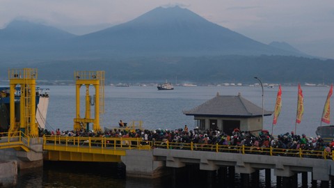 Pemudik bersepeda motor antre memasuki kapal pada H-5 Idul Fitri 1445 H di Pelabuhan Gilimanuk, Jembrana, Bali, Jumat (5/4/2024). Foto: ANTARA FOTO/Nyoman Hendra Wibowo