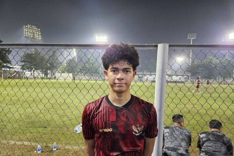 Pemain timnas Indonesia U-20 Dillan Yabran Rinaldi menjawab pertanyaan para pewarta setelah menjalani latihan di Lapangan latihan B, Komplek Gelora Bung Karno, Jakarta, Kamis (4/4/2024). Foto: A Rauf Andar Adipati/Antara