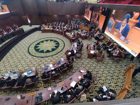 Mensos Tri Rismaharini menyampaikan keterangan di Mahkamah Konstitusi (MK), Jumat (5/4/2024). Foto: Hedi/kumparan