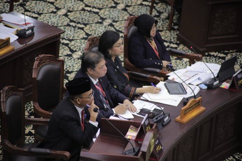 Menko PMK Muhadjir Effendy (kiri), Menko Perekonomian Airlangga Hartarto (kedua kiri), Menteri Keuangan Sri Mulyani (kedua kanan), Menteri Sosial Tri Rismaharini (kanan) mengikuti sidang lanjutan sengketa hasil Pilpres 2024 di MK. Foto: Jamal Ramadhan/kumparan