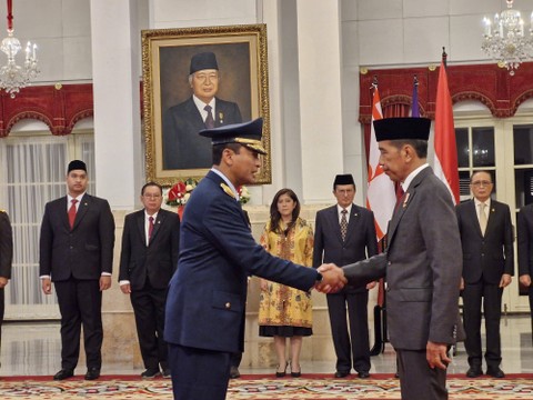 Presiden Jokowi (kanan) berjabat tangan dengan Tonny Harjono usai dilantik menjadi KSAU di Istana Negara, Jakarta, Jumat (5/4/2024). Foto: Nadia Riso/kumparan