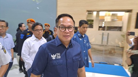 Wakil Menteri BUMN Kartika Wirjoatmodjo dalam acara Kunjungan Kesiagaan Posko Angkutan Lebaran 2024 di Stasiun Gambir Jakarta, Jumat (5/4/2024). Foto: Ghifari/Kumparan