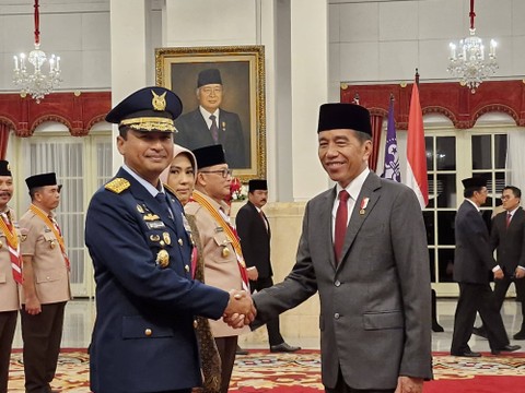 Presiden Joko Widodo (kanan) memberi selamat kepada Tonny Harjono usai dilantik menjadi KSAU di Istana Negara, Jumat (5/4/2024). Foto: Nadia Riso/kumparan