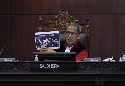 Hakim Saldi Isra tunjukkan peta perjalanan Presiden Joko Widodo, Jumat (5/4/2024).  Foto: Jamal Ramadhan/kumparan