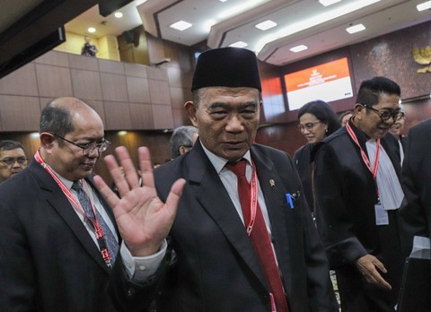 Menko PMK Muhadjir Effendy usai mengikuti sidang lanjutan sengketa hasil Pilpres 2024 di Mahkamah Konstitusi, Jakarta, Jumat (5/4/2024). Foto: Jamal Ramadhan/kumparan