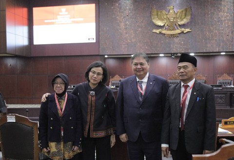 Menteri Sosial Tri Rismaharini (kiri), Menteri Keuangan Sri Mulyani (kedua kiri), Menko Perekonomian Airlangga Hartarto dan Menko PMK Muhadjir Effendy (kanan) usai mengikuti sidang lanjutan sengketa hasil Pilpres 2024 di MK, Jakarta, Jumat (5/4/2024) Foto: Jamal Ramadhan/kumparan