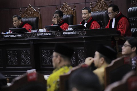 Sidang lanjutan sengketa hasil Pilpres 2024 dengan agenda mendengarkan keterangan saksi ahli dari Dewan Kehormatan Penyelenggara Pemilu (DKPP) di Ruang Sidang Mahkamah Konstitusi (MK), Jakarta, Jumat (5/4/2024). Foto: Jamal Ramadhan/kumparan