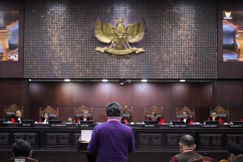 Sidang lanjutan sengketa hasil Pilpres 2024 dengan agenda mendengarkan keterangan saksi ahli dari Dewan Kehormatan Penyelenggara Pemilu (DKPP) di Ruang Sidang Mahkamah Konstitusi (MK), Jakarta, Jumat (5/4/2024). Foto: Jamal Ramadhan/kumparan