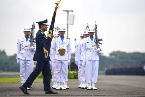 Kepala Staf Angkatan Udara (KSAU) yang baru Marsekal TNI Mohamad Tonny Harjono membawa bendera panji Swa Bhuwana Paksa saat Upacara Serah Terima Jabatan KSAU di Lanud Halim Perdanakusuma, Jakarta, Jumat (5/4/2024). Foto: M Risyal Hidayat/ANTARA FOTO