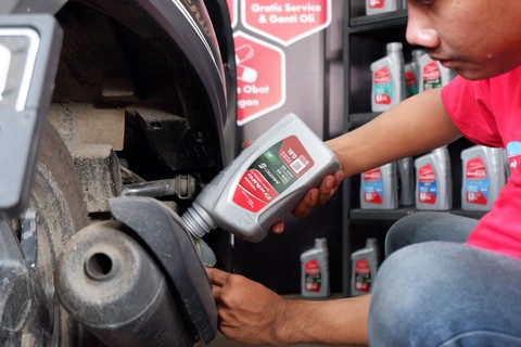 Ilustrasi ganti oli motor. Foto: Aditya Pratama Niagara/kumparan