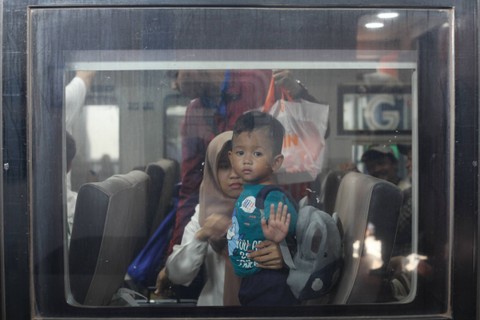Sejumlah penumpang duduk di dalam kereta api menunggu keberangkatan di Stasiun Surabaya Gubeng, Surabaya, Jawa Timur, Jumat (5/4/2024). Foto: Didik Suhartono/ANTARA FOTO