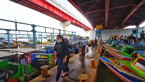 Transportasi sungai yang masih menjadi pilihan pemudik di Palembang saat mendekati lebaran, Jumat (5/4) Foto: ary priyanto/urban id