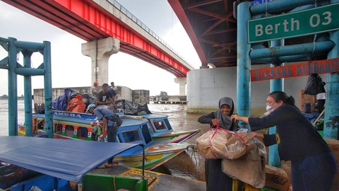 Transportasi sungai jenis speedboat atau kapal cepat yang selalu menjadi pilihan pemudik menuju wilayah pesisir di Palembang, Jumat (5/4) Foto: ary priyanto/urban id