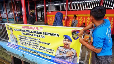 Spanduk berisi peringatan para pemudik yang memilih transportasi sungai saat musim lebaran di Palembang, Jumat (5/4) Foto: ary priyanto/urban id