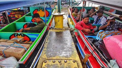 Para pemudik di Palembang yang menggunakan sarana transportasi sungai untuk mudik ke kampung halamannya, Jumat (5/4) Foto: ary priyanto/urban id