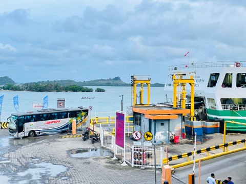 Suasana kendaraan yang hendak turun dari kapal di Pelabuhan Bakauheni Dermaga Reguler | Foto : Almuhtarom / Lampung Geh