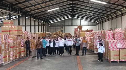 Kepala BP2MI, Benny Rhamdani, saat meninjau gudang penyimpanan barang kiriman para Pekerja Migran Indonesia (PMI) di PT SAL Pelabuhan Tanjung Perak, Surabaya, Jumat (5/4/2024). Foto: Farusma Okta Verdian/kumparan