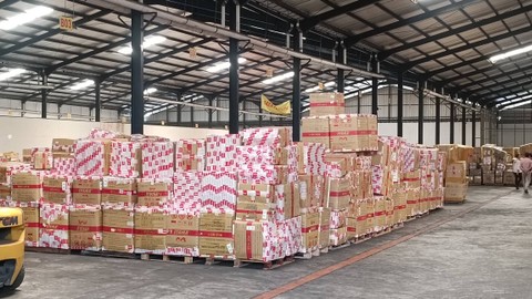 Gudang penyimpanan barang kiriman para Pekerja Migran Indonesia (PMI) di PT SAL Pelabuhan Tanjung Perak, Surabaya, Jumat (5/4/2024). Foto: Farusma Okta Verdian/kumparan