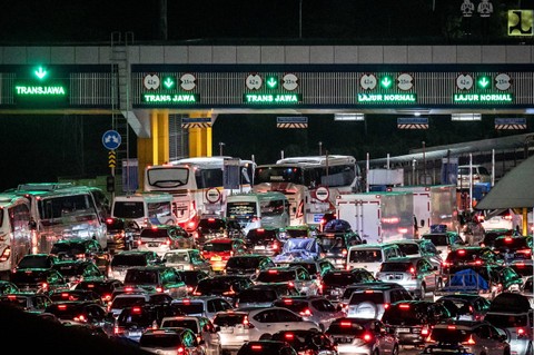 Sejumlah kendaraan pemudik antre memasuki Gerbang Tol Cikampek Utama menuju arah Tol Cipali di Karawang, Jawa Barat, Jumat (5/4/2024). Foto: Aprilio Akbar/ANTARA FOTO