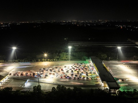 Sejumlah kendaraan pemudik antre memasuki Gerbang Tol Cikampek Utama menuju arah Tol Cipali di Karawang, Jawa Barat, Jumat (5/4/2024). Foto: Aprilio Akbar/ANTARA FOTO