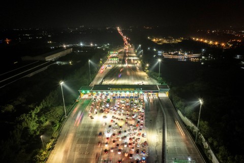 Sejumlah kendaraan pemudik antre memasuki Gerbang Tol Cikampek Utama menuju arah Tol Cipali di Karawang, Jawa Barat, Jumat (5/4/2024). Foto: Aprilio Akbar/ANTARA FOTO