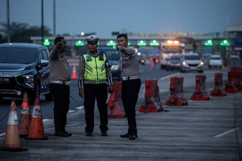 Polisi Lalu Lintas melakukan kordinasi menjelang pemberlakuakn contraflow di kawasan Gerbang Tol Cikampek Utama, Karawang, Jawa Barat, Jumat (5/4/2024). Foto: Aprilio Akbar/ANTARA FOTO