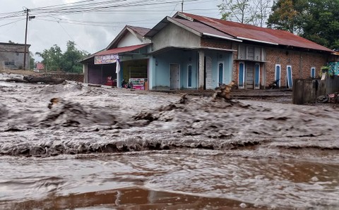 Sejumlah warga dan petugas gabungan membersihkan material kayu akibat banjir lahar dingin di Nagari Bukik Batabuah, Kecamatan Canduang, Agam, Sumatera Barat, Jumat (5/4/2024). Foto: Al Fatah/ANTARA FOTO