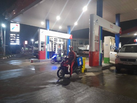 Motoris Pertamina di SPBU 34.43303 (SPBU pertama Gerbang Tol Cigombong) yang akan mengantarkan BBM bagi pemudik yang kehabisan BBM saat terjebak macet di Tol Cigombong, Bogor, Jumat (5/4/2024). Foto: Pertamina Patra Niaga 