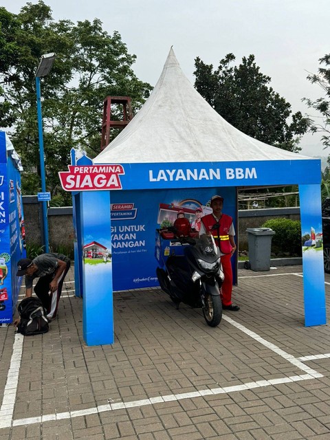 Motoris Pertamina di SPBU 34.43303 (SPBU pertama Gerbang Tol Cigombong) yang akan mengantarkan BBM bagi pemudik yang kehabisan BBM saat terjebak macet di Tol Cigombong, Bogor, Jumat (5/4/2024). Foto: Pertamina Patra Niaga 