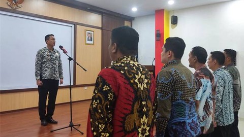 Kepala Kantor Imigrasi Kelas I TPI Manado, Made Nur Hepi Juniartha, memimpin langsung apel sore terakhir sebelum libur hari raya Idul Fitri. 