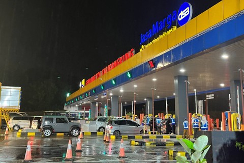 Suasana di Gerbang Tol Kalikangkung Semarang pada Jumat (5/4/2023) malam. Foto: Intan Alliva Khansa/kumparan