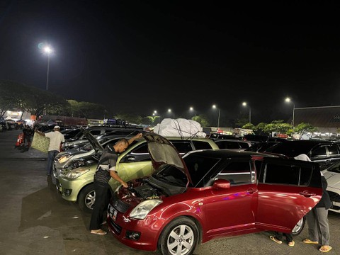 Kondisi rest area KM 57 dipadati kendaraan pemudik.  Foto: Fitra Andrianto/kumparan